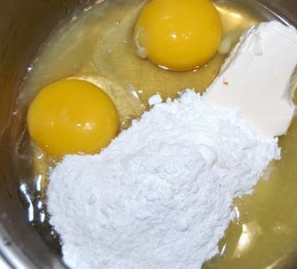 Между тем для крема объединить процеженный лимонный сок, яйца, масло и сахарную пудру и растереть до однородной массы.