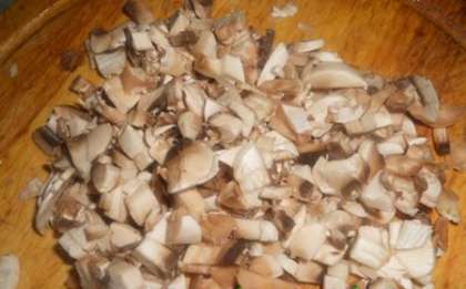 Промываем и режем свежие грибы. Если у Вас грибы замороженные, то  они обычно уже отваренные и порезанные и их можно сразу кидать на сковороду.