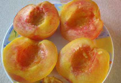 Персики тщательно вымыть, так как кожица у них ворсистая, в которой могут оставаться частички пыли. Затем фрукты немного обсушить и разрезав пополам, удалить косточки.