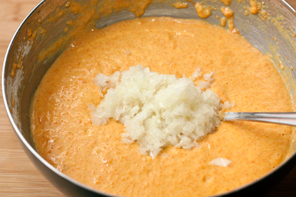 В блендере измельчите небольшую луковицу, добавьте в тесто.