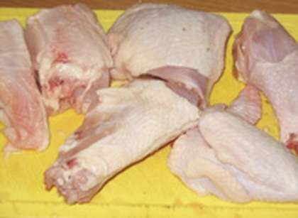 Чтобы быстрее мясо сварилось и стало мягким  нужно покупать молодых кур или лучше цыплят-бройлеров. Кур режут на куски. Отделяют лапы, головы, вынимают потроха и из этих субпродуктов варят крепкий бульон. Обязательно снимите пену.