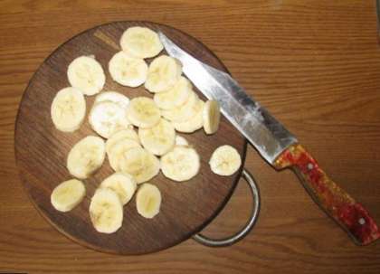 Очищаем от кожуры бананы  и нарезаем их кружками.