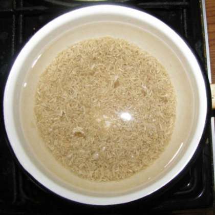 Как всем известно, рис нужно очень хорошо промывать холодной водой несколько раз.  Промытый рис ставим вариться в чуть подсоленную воду до полуготовности.