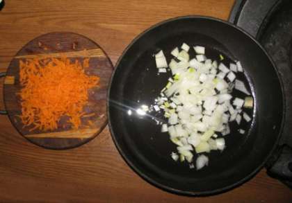 Теперь чистим лук и морковь, моем и нарезаем лук не толстыми полукольцами, а морковь трем на средней терке.