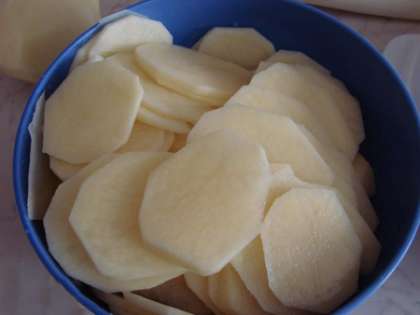 Картофель помыть, почистить и порезать тонкими кружками.  Можно его отварить предварительно до полуготовности, чтобы он в духовке быстрее приготовился.