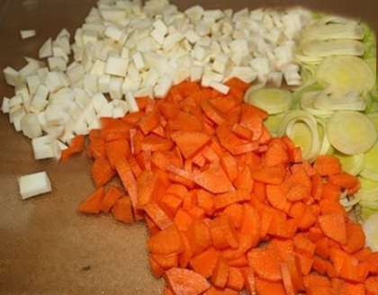 Вымойте и почистите овощи. Морковь, сельдерей и лук-порей нарежьте кусочками. Через 20 минут добавьте к гороху порезанные овощи. Варите еще полчаса (или больше) пока горох не разварится.