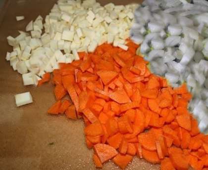 Морковь, лук и корень петрушки нарезать небольшими ломтиками и обжарить на масле.
