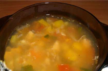 В бульон из креветок положить пассированные овощи, проварить их минут с десять, добавить мясо креветок, посолить по вкусу и настоять 15 минут.При подаче в суповую тарелку сначала положить клецки, а затем налить суп так, чтобы в каждую тарелку попало мясо креветок, и сверху посыпать мелко нарезанной зеленью укропа