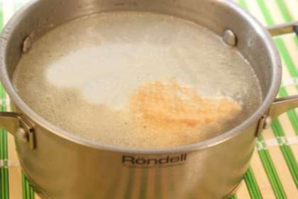 Для приготовления супа с шампиньонами нужно сварить бульон. Для этого куриный окорочок помыть, залить холодной водой и сварить до готовности.Из бульона вынуть куриное мясо.