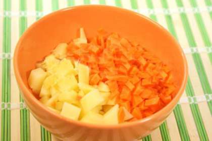 Морковь и картофель порезать на кубики и положить в бульон. Овощи варить  минут десять.