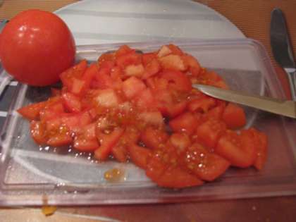 Помидоры обдайте кипятком, а потом положите их тарелку с холодной водой и снимите кожицу. Затем помидоры нарежьте кубиками и добавьте к овощам. Еще минут 5 потушите все.