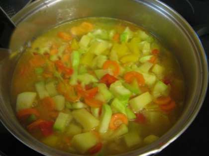 Овощную зажарку добавьте в суп и варите 5 минут. Добавьте пряности, посолите.Укроп мелко порежьте, чеснок измельчите, положите в суп, дайте ему быстро закипеть и сразу снимите с огня.