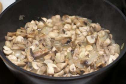 На растительном масле обжарить до мягкости  грибы (минут 15), затем добавить мелко порезанный лук и жарить еще минут пять, пока лук не начнет золотиться. Добавьте в грибы  щепотку чёрного молотого перца и соли.