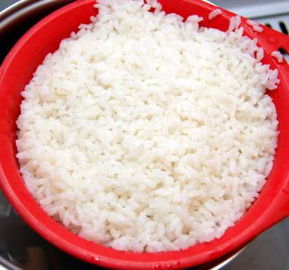 Хорошо промыть рис и отварить в подсоленной воде до полуготовности (минут 20).Слить воду, промыть под проточной водой, и откинув на дуршлаг, промыть кипяченой водой.