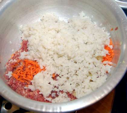 Морковь почистить и натереть на крупную терку, перемешать с фаршем. Остывший лук добавить к фаршу, добавить соль и перец.Когда рис остынет, добавить его к фаршу, перемешать.