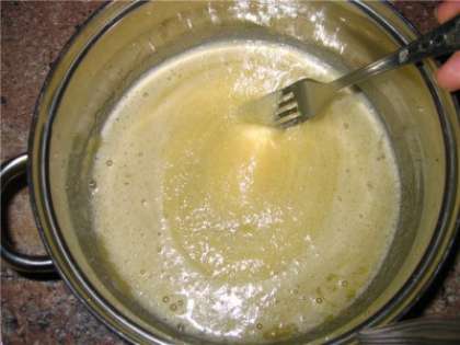 Взбить яйца с сахаром, добавить мед, хорошо перемешать. Добавить гашеную уксусом соду и поставить на огонь.