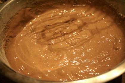 Муку с какао просеиваем через сито, вводим постепенно в тесто, затем добавляем гашеную уксусом соду.