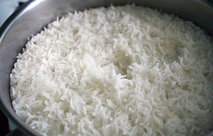 Отвариваем рис. Примерно 300 грамм риса заливаем водой в кастрюльке так, чтобы вода прикрывала рис на пару сантиметров. Ставим кастрюлю на огонь, как только закипит, уменьшаем огонь и варим минут 20.Готовим уксус. Разогреваем его до 80 градусов, добавляем сахар и соль и перемешиваем. Когда вся вода в рисе выкипит, добавляем  к нему готовый уксус – в пропорциях 100 мл.уксуса:1 кг.риса. Размешиваем и даем массе остыть.