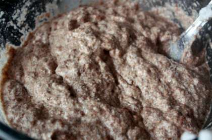 Осторожно ввести взбитые белки в шоколадную массу, чтобы в итоге получилось однородное тесто, но в то же время белки не слишком осели. Чрезмерное вымешивание тут не требуется.
