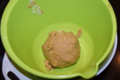 Размять 75 грамм масла с молотым печеньем до однородной массы. В итоге получится шар из песочного теста.