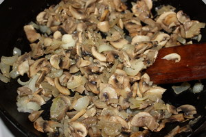 Порезать грибы и мелко пошинковать лук, обжарить вместе до готовности.