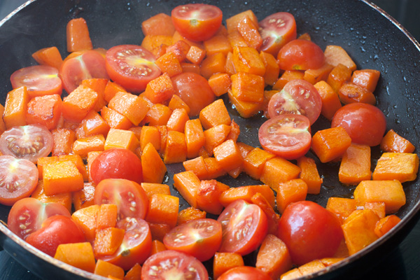 Добавьте половинки помидоров черри.