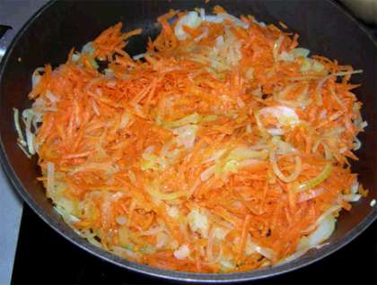 Морковь натереть на крупную терку, лук порезать полукольцами. Посолить овощи и пассировать на растительном масле, пока лук не приобретет золотистый цвет.