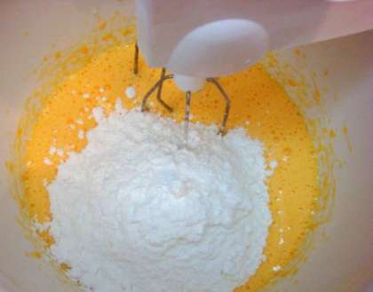 Для начала разделим яйца на белки и желтки. Отдельно взбиваем миксером желтки и сахарную пудру до однородной белой массы.