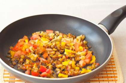 Овощи очистить, мелко нарезать кубиками и на сковородку в оливковое масло.