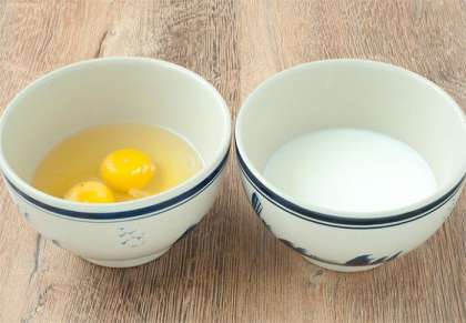 Итак этот омлет я готовила из трех яиц. Здесь главное - сколько по объему яиц, столько берем молока. На фото видно - в чашках одинаковое количество "жидкости".