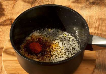Лук измельчить и поджарить в кастрюльке на оливковом (растительном) масле до характерного запаха. Затем добавить красную молотую паприку.