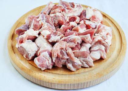 Кубиками нарезаем мясо. Хорошо подойдет свиная шея или просто мякоть с жирком.