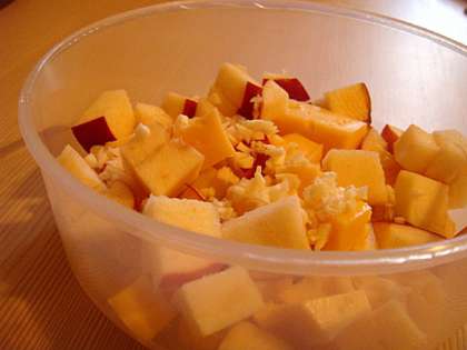 Нарезать оставшийся сыр кубиками и яблоко аналогично. Второй зубчик чеснока пропустить через пресс или мелко-мелко порезать. Посолить, заправить соусом и перемешать.