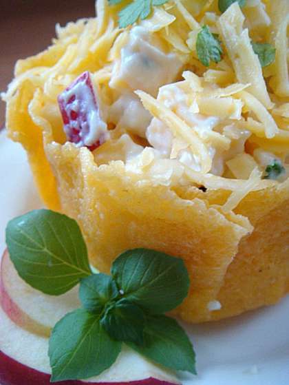 Выложить салат в нашу остывшую корзиночку, украсить тертым сыром и зеленью петрушки.  Приятного аппетита!
