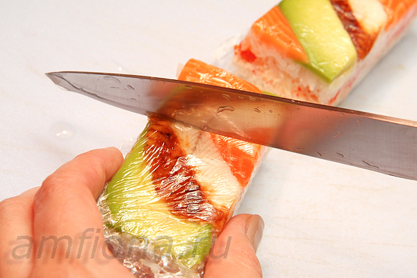 Так же, как и роллы, прессованные суши необходимо нарезать перед подачей на стол. Острым ножом, смоченным водой, разрежьте оси-дзуси на прямоугольники, треугольники или квадраты