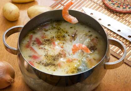 5. Кладём в суп креветки и плавленный сыр, солим и перчим. Варим 3-5 минут на умеренном огне.