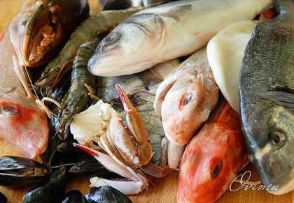 Традиционно рыбаки готовили этот суп из всей оставшейся рыбы, не проданной за день. Сегодня это один из самых дорогих супов. Причины понятны. Во-первых, рыба для него должна быть морской и свежей, во-вторых, в нём должно быть как минимум четыре, а лучше шесть сортов рыбы, не говоря о ракообразных, октопусах и т. д. Суп, приготовленный с соблюдением всех правил, готовится лишь в нескольких ресторанах Прованса, обычно сразу на большое количество персон, а стоимость порции иногда доходит до €150. Естественно, сегодня, если его готовят дома, то делают это по особым случаям.    Я этот суп делал из таких продуктов: дорада, морской петух, морской окунь, лосось, крабы, креветки, мидии.