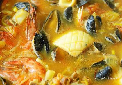 Заливаем их нашим рыбным бульоном и добавляем шафран, который придаёт супу золотой  цвет и изысканную вкусовую нотку.