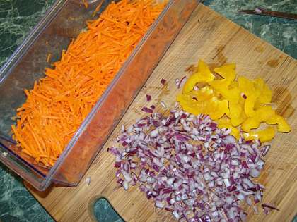 Следующий шаг - подготовка овощей. Я использую лук и морковь, болгарский перец (цвет любой, можно разный) и картофель (желтого сорта "Адретта", другой мы не употребляем уже много лет).   Овощи пассерую на оливковом масле. Для тех, кому слово и его значение не знакомо:  Пассерование - легкое нагревание мелко нарезанных овощей в небольшом (15-20% от их веса) количестве жира. Необходимо тщательно помешивать и следить, чтобы каждый кусочек был покрыт жиром. При этом происходит частичная перегонка эфирных масел в жир. Это необходимо, чтобы при варке овощей в супах и соусах эфирные масла не улетучивались, это ухудшает вкус.   Очень прошу не путать этот вид обработки с обжаркой. Супы с пассеровкой имеют гораздо более насыщенный и живой вкус, ежели покидать их просто так. Такие супы, в моем понимании, не съедобны. Я их конечно же кушала, но сама такое не варю никогда. Научила пассеровке нескольких подруг, звонили мужья и говорили спасибо. До моих уроков супы есть было невозможно. Многие люди не пассеруют и привыкли к такой пище. Если это соответствует вкусу, то просто прекрасно. Но такой суп менее полезен.