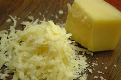 Можно взять твердый сыр и соединить с натертым пармезаном - это очень вкусное дополнение.