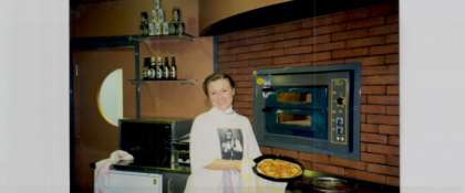 P.S. Когда-то, в 1998 году, я работала поваром в итальнском кафе. Из Италии приежал повар Фабио Фабелини и обучал нас тонкостям итальнской кухни. Пиццу мы пекли в печи на камнях.