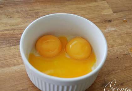 Приготовили наш яичный соус, который должен быть кремовой консистенции. Отделили желток от белка.