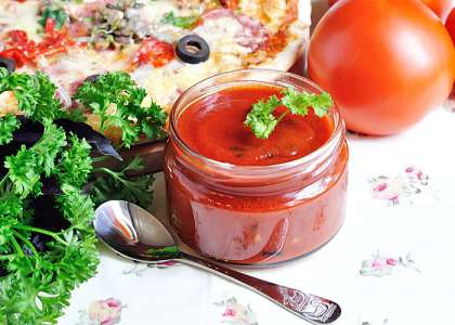 Готовый томатный соус нужно охладить. Его можно хранить в холодильнике в стеклянных баночках. Между прочим, этот соус подойдет не только к пицце, но и к пасте, например. Мало ли, что Вам еще захочется приготовить, когда у Вас уже есть такой замечательно-вкусный соус!)))