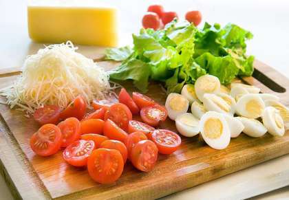 1. Нарезаем помидоры черри, перепелиные яйца и салат. Трем сыр пармезан.