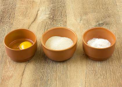 Теперь подготовить в отдельных тарелках взбитое яйцо, муку, панировочные сухари.