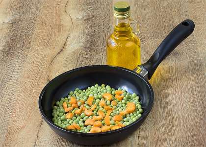 На сковороде обжариваем в оливковом масле горошек, измельченный лук и морковь.