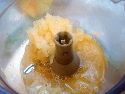 Пока варится креветочный бульон- приготовим основу для супа пюре- лук мелко нашинковать и обжарить на сливочном мсле-примерно 5 минут. Добавить шампанское и очищенные креветки (если используете сырые креветки- то тушить в соусе до готовности креветок)-я использую варенномороженые (предварительно разморозив их и очистив)- тушить креветки еще 5 минут. Вытащить креветки, а смесь лука,масла и шампанского сбить в блендере в пюре