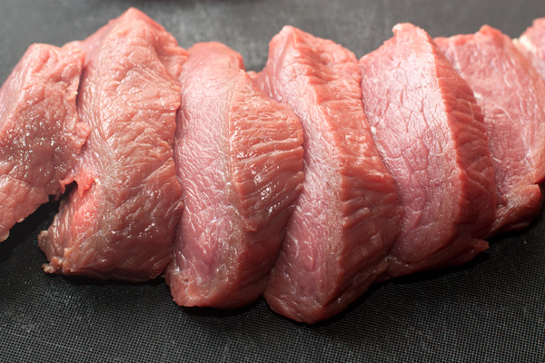 Мясо нарежьте поперек волокон кусками толщиной примерно 1,5-2 см.