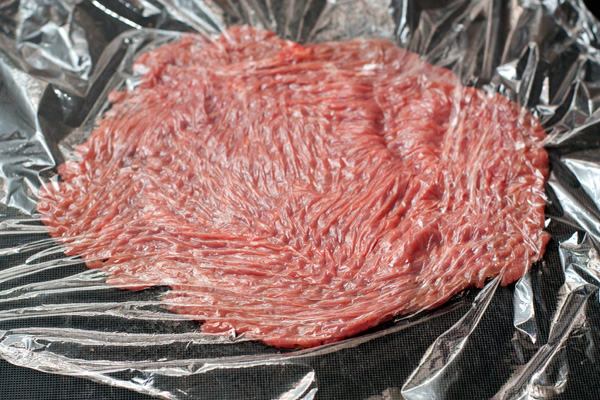 Мясо накройте пищевой пленкой и хорошо отбейте, чтобы оно стало толщиной не более 0,5 см. Будьте осторожны, чтобы не порвать мясо.