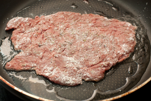 Хорошо разогрейте сковороду, добавьте немного масла и обжарьте мясо с каждой стороны буквально по полминуты. Дольше держать не надо, чтобы не пересушить мясо.  При обжарке мяса в несколько приемов желательно мыть или протирать сковороду, чтобы частицы панировки и мясного сока не пригорали.
